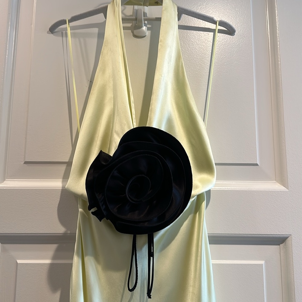 The Bar Celeste Silk Gown in Chiffon Yellow with Black Rosette. Size 4 - Picture 2 of 7